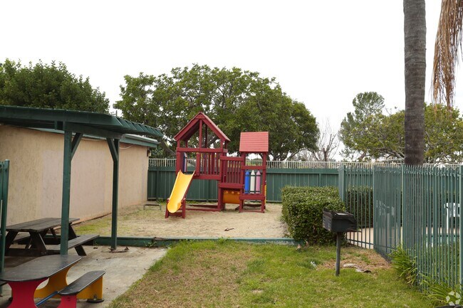 Photo - Foothill Courtyards