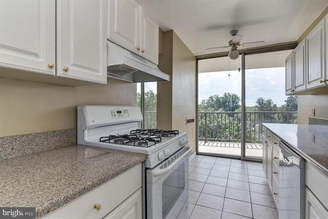 Building Photo - 3333 University Blvd W Unit 804