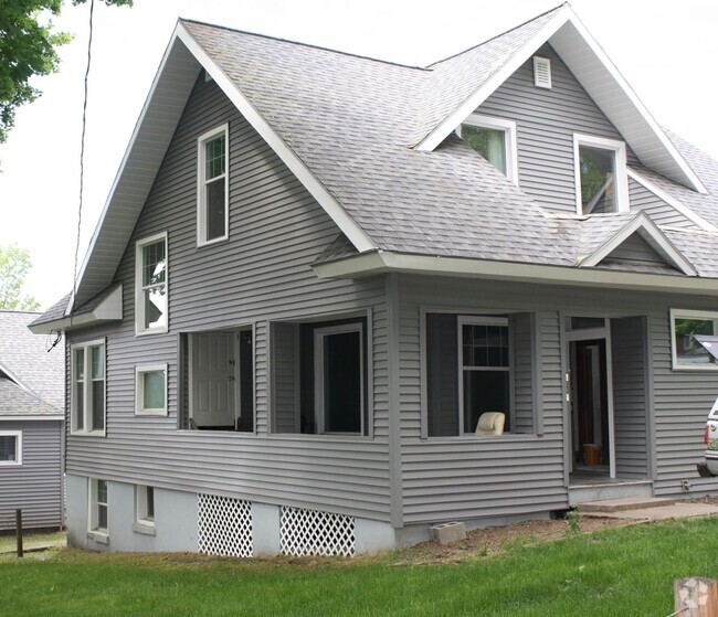 Building Photo - 455 NE Campus St Unit 2 Rental