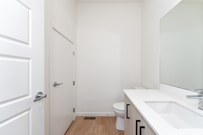 Photo - 11935-11124 124 St Unit 1