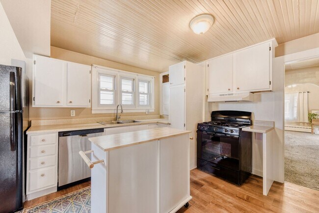 Photo - 4739 Pearl St