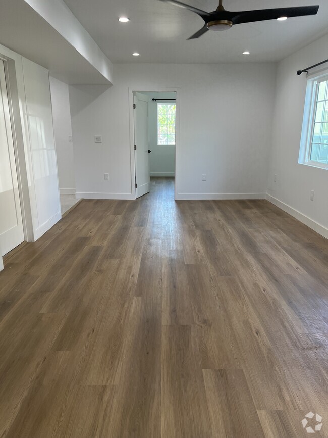 Building Photo - 967 N Serrano Ave Rental