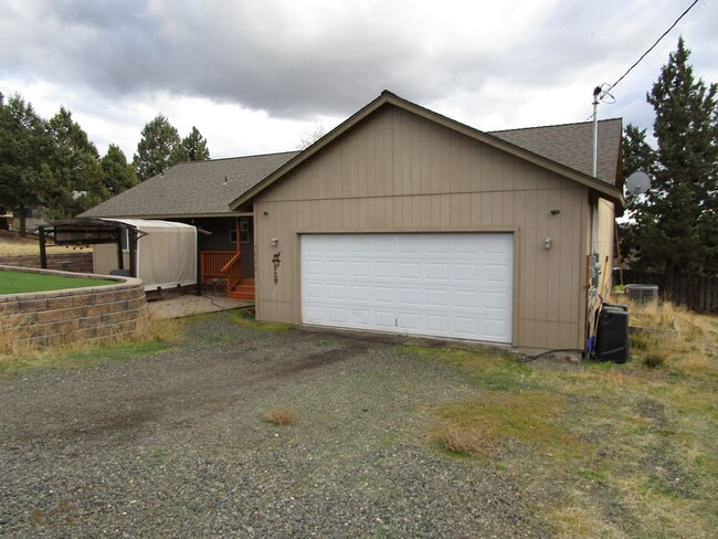 Building Photo - Open Feel Home in Ochoco West Subdivision - Electricity Included! Available Soon!