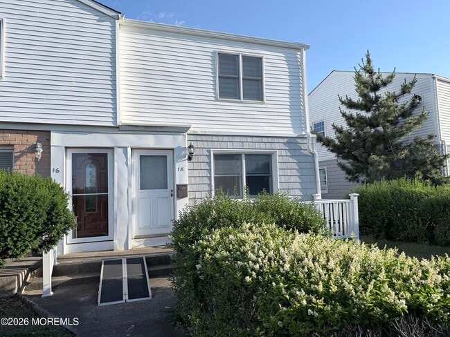 Building Photo - 18 Howland Ave