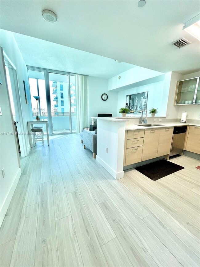 Photo - 350 NE 24th St Unidad 709