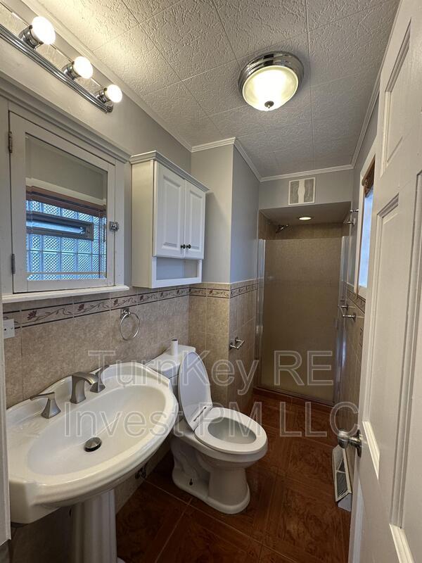 Photo - 923 W 187th St