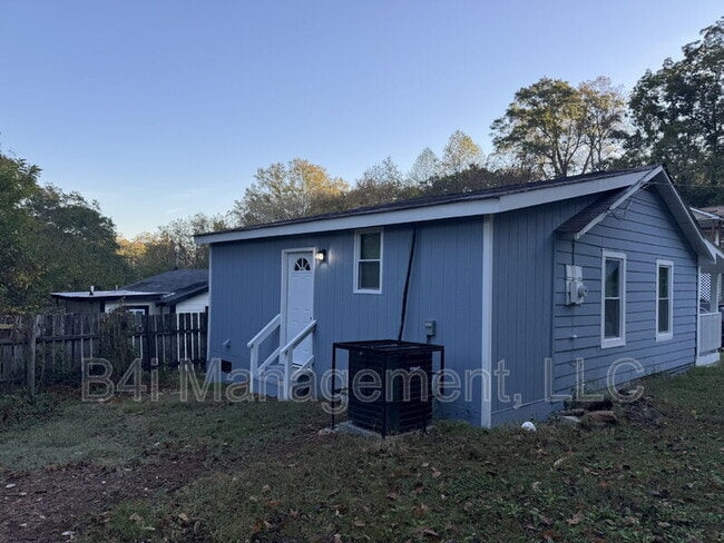 Photo - 209 Banks St