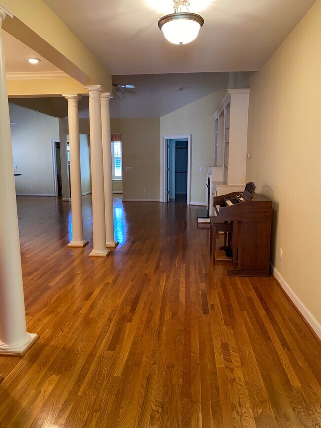 Photo - 606 Trillium Ct