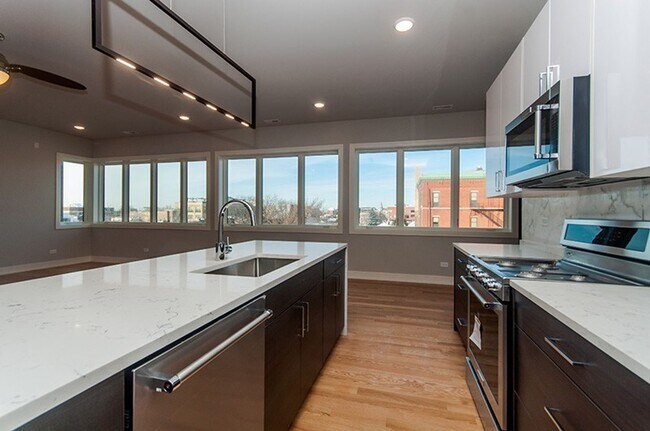 Photo - 1641 W Grand Ave Unidad 302