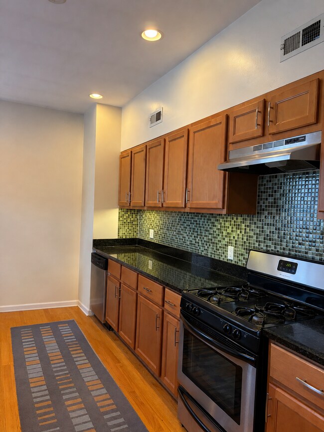 Photo - 1373 W Chicago Ave Unidad #2C