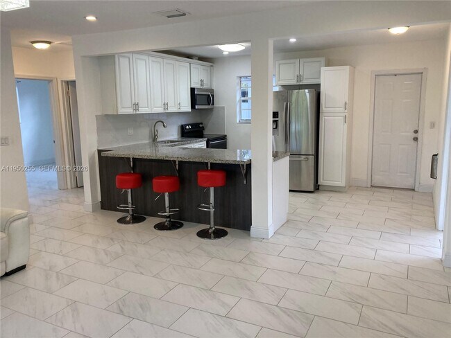 Photo - 5720 Sheridan St