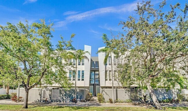 Building Photo - 703 SE 16th Ct