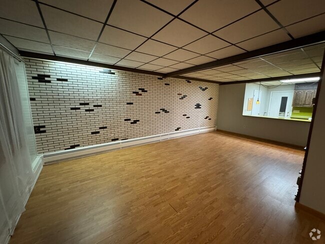 Building Photo - 2 Regina St Rental