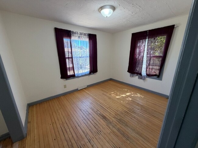Photo - Prime Location 5 Bed, 2 Bath House