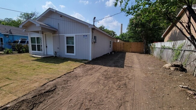 Photo - 301 Robbins St