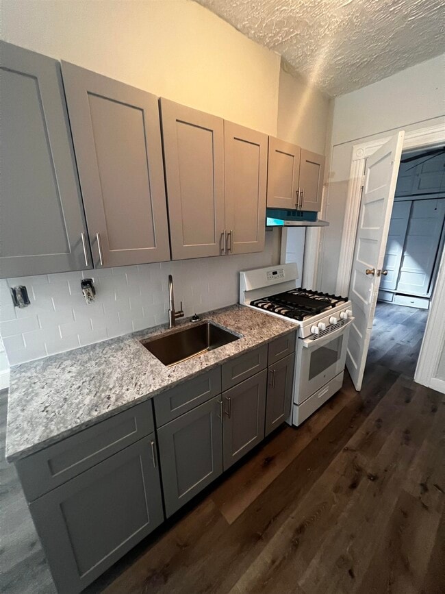 Photo - 46 49th St