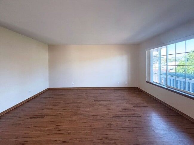 Photo - 882 Smith St