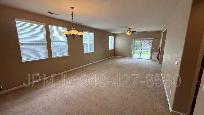 Photo - 565 Connemaras Ct