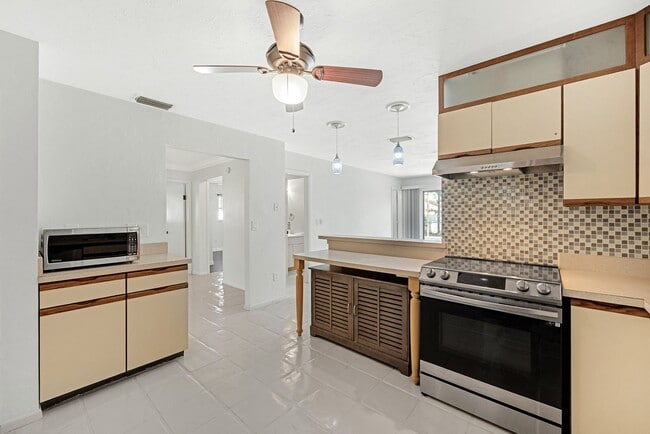 Photo - 2 Bedroom 2 bath Pool Home in Naples park