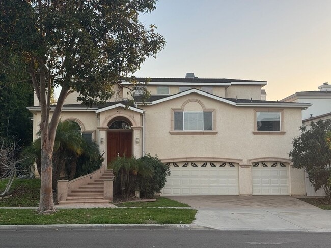 Building Photo - Beautiful multigenerational Mediterranean-style Long Beach residence