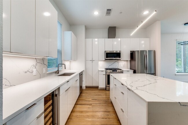 Photo - 1832 N Garrett Ave Unit 103