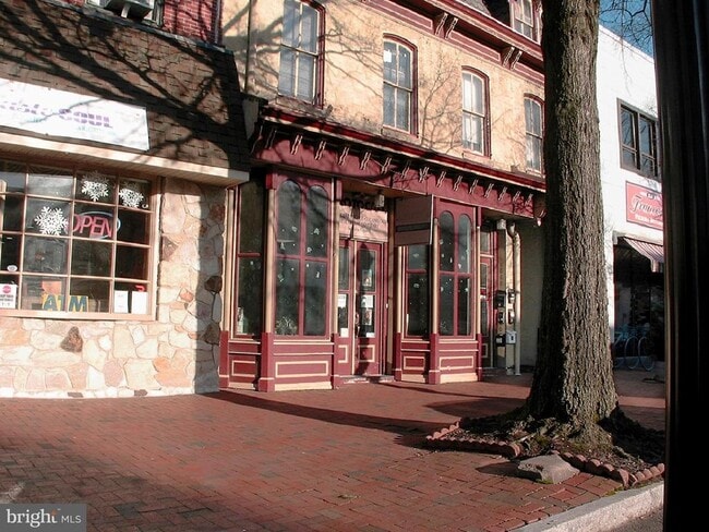 Building Photo - 347 High St Unit APT 2C