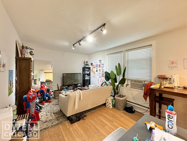 Building Photo - 541 W Belmont Ave Unit 1