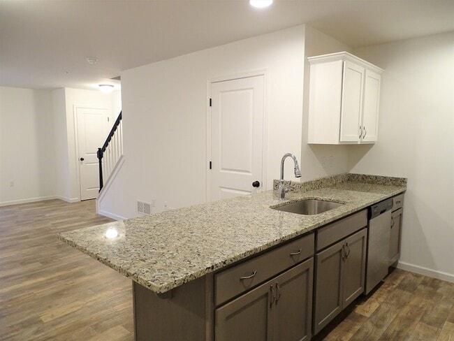 208 Lakeside Xing