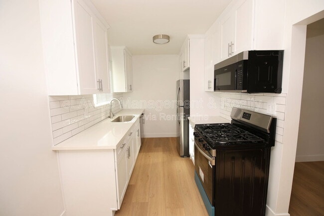 Photo - 14115 Gilmore St Unidad 02