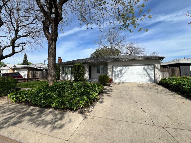 Building Photo - Single story close to shopping and freeway access!