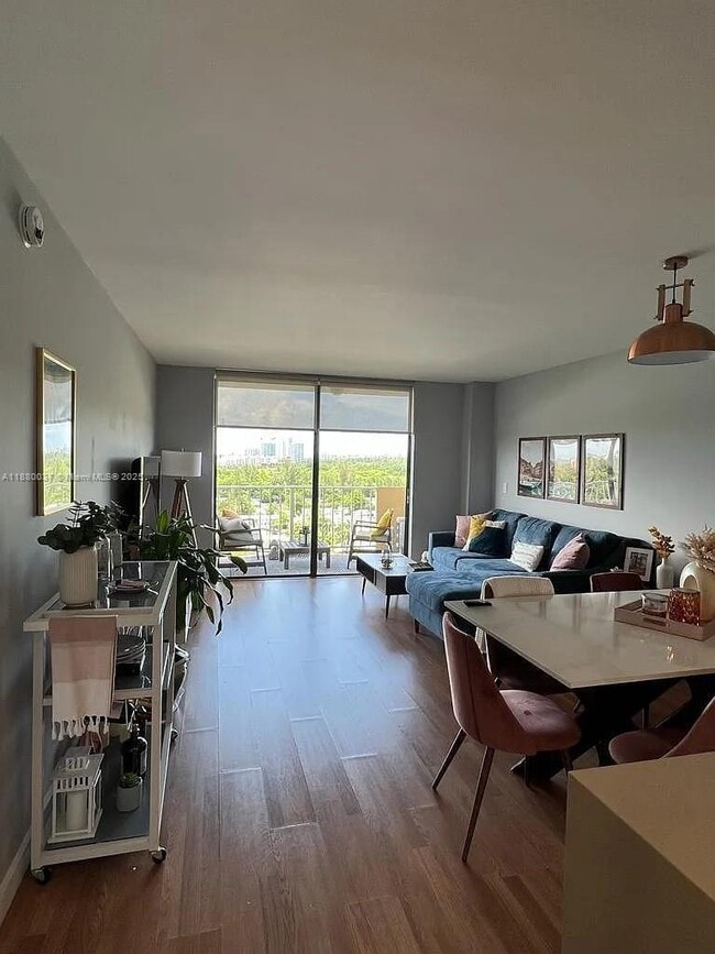 Photo - 2350 NE 135th St Unidad 0