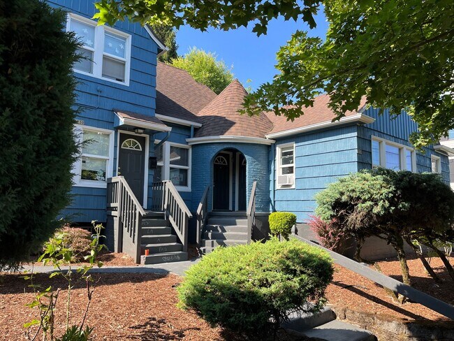 Building Photo - Charming 1-Bedroom Apartment in the Heart ... Unit 1724