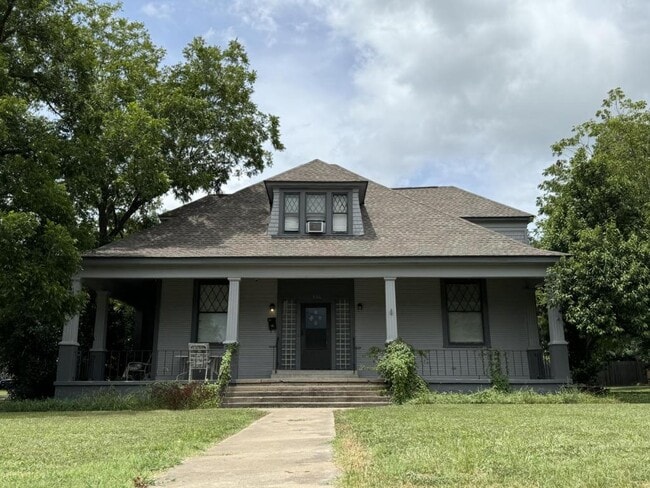 906 N Penelope St