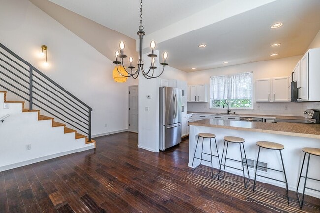 Building Photo - 4 Bed 3 Bath Located in Maple Hill Availab... Rental