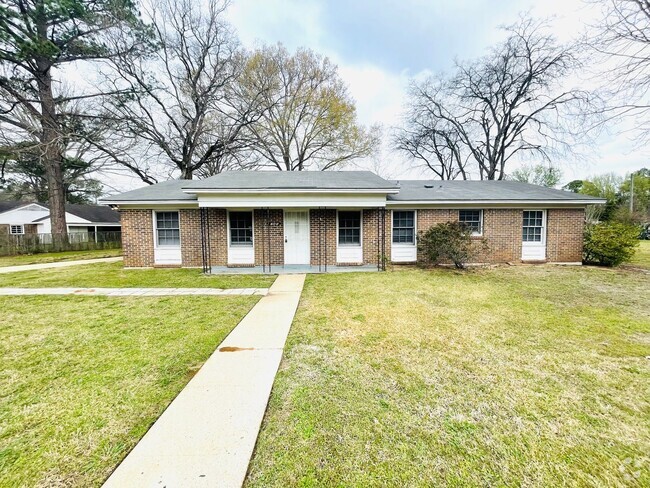 Building Photo - ** 4 bed 2 bath located in Seth Johnson ne... Rental