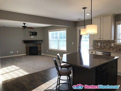 Photo - Available Oct 9 - Spacious End Unit 3 Bedr...