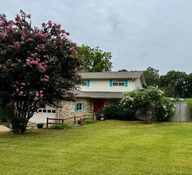 Building Photo - Fenced yard, huge deck, and FIVE BEDROOMS