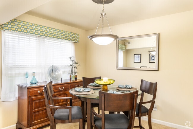 1BR, 1BA - 868SF - The Lilac - Dining Room