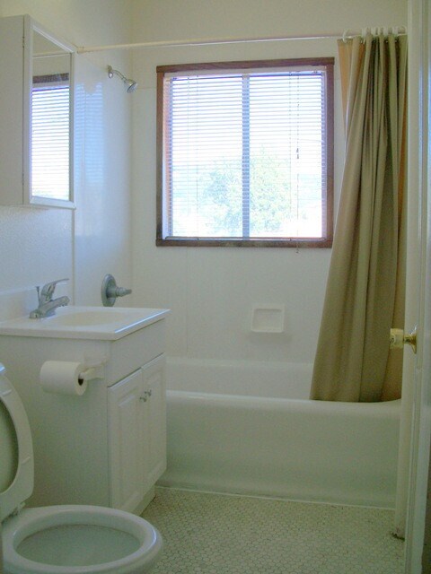 Photo - Newly Remodeled corner unit small 2-bedroom with a full kitchen and lots of light Unit 68