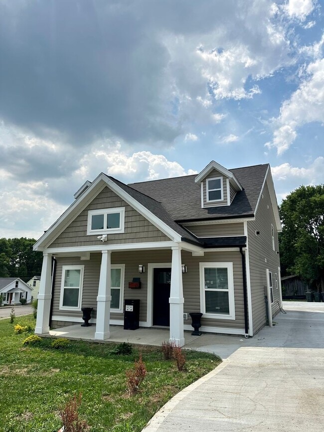 Photo - Brand New! Pre-leasing 26-27 Students