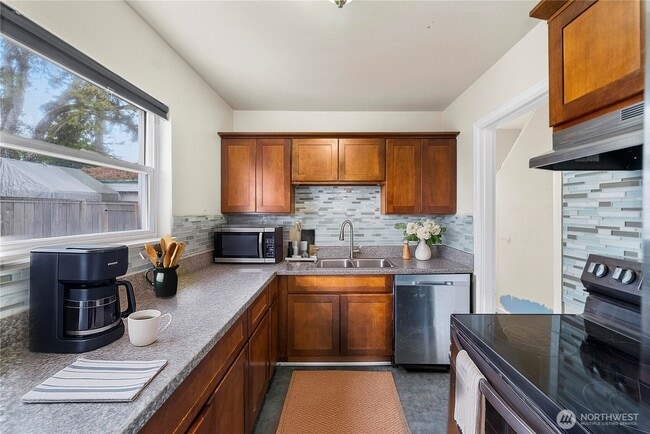 Photo - 9664 Bridgeport Way SW