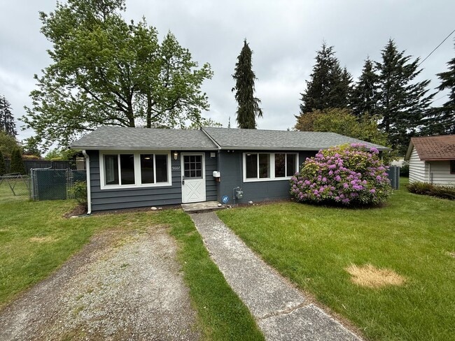 Photo - Pet Friendly Fresh 3 bed 2 bath with fully fenced yard