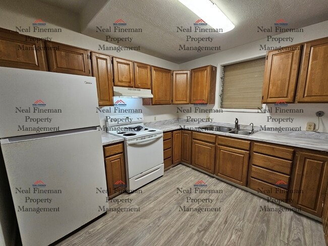 Photo - 4 BEDROOM, 1 BATHROOM APARTMENT, 2 TANDEM PARKING Unit 3