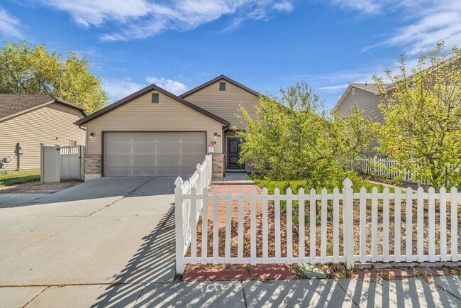 Building Photo - 3 Bed Home with Open Layout & High Ceilings