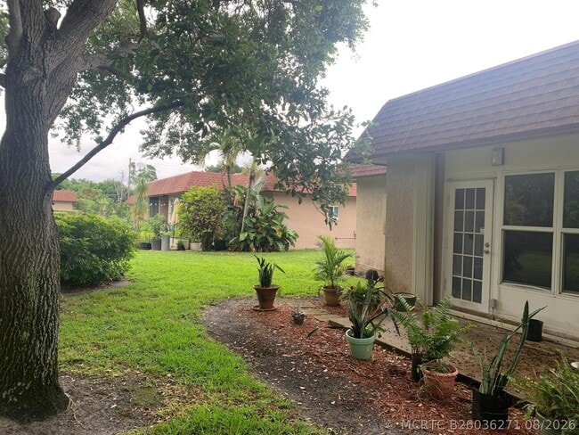 1914 Palmland Dr