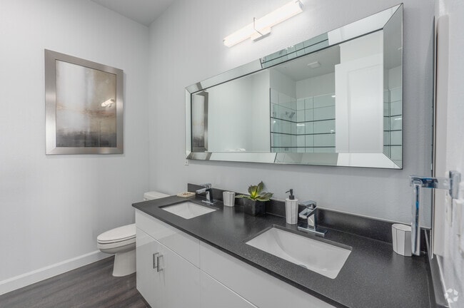 2BR, 2BA - 1,034SF - Primary Bathroom