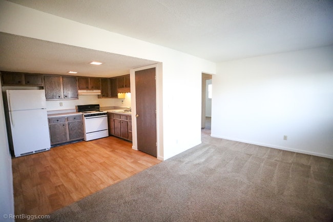 Country Brook Apartments - Country Brook Apartments