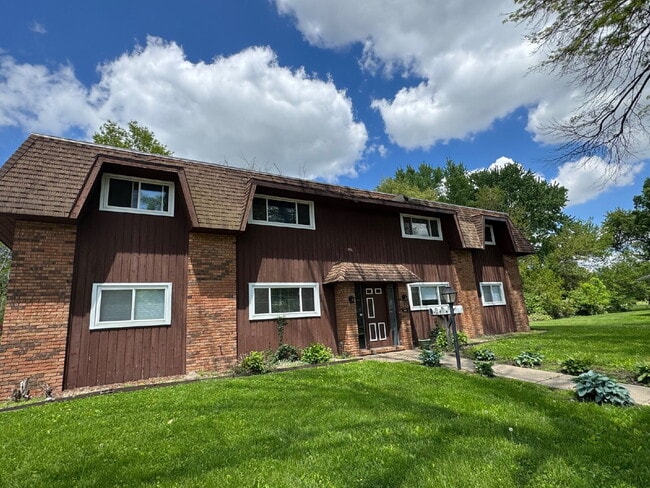 Building Photo - Main-Level 2 Bedroom 1 Bath Apartment Magic You’ll Love Coming Home To! Unit Apt 2