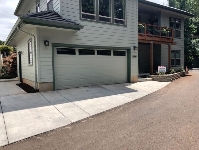 Photo - Beautiful Three Bedroom Duplex in South Salem Unidad 1990