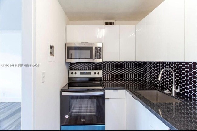 Building Photo - 11005 SW 1st St Unit 205